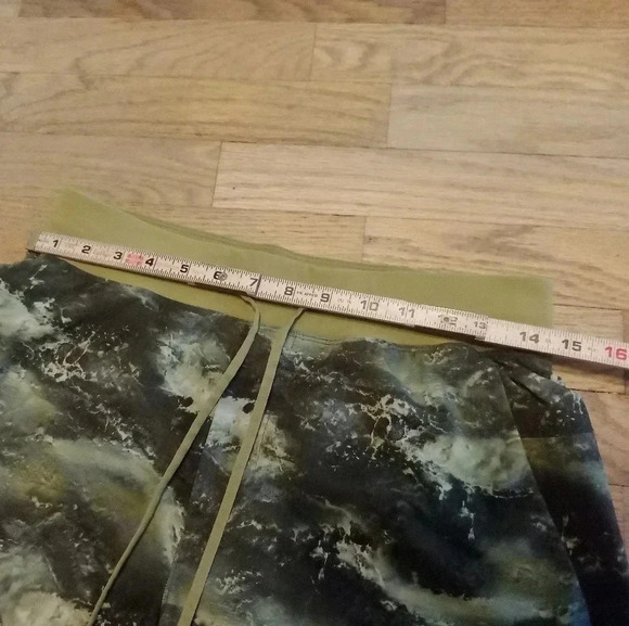 Lululemon Camo Green T.H.E. Linerless Shorts Men's Small - Picture 6 of 9